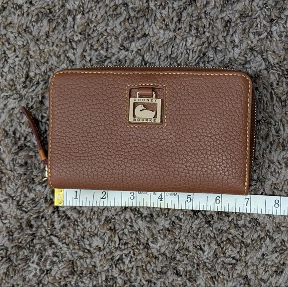 NWT Dooney & Bourke Tan Leather Zip Wallet - Picture 6 of 9